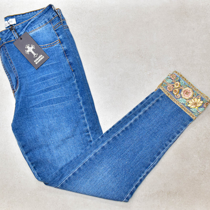 JEANS BLUE EMBELLISHMENT FLORES COLORES BORDADAS